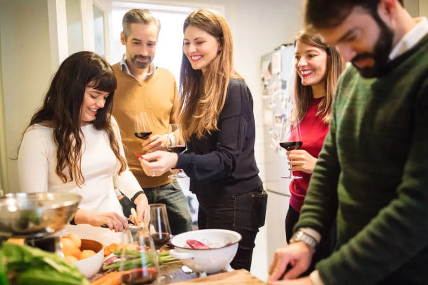 Freunde kochen in der Küche für eine Party. (Ziemlich bester Ruhestand)